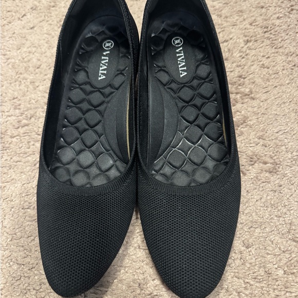 Sleek Black Wedge Shoes with Streamlined Design - Picture 3 of 8